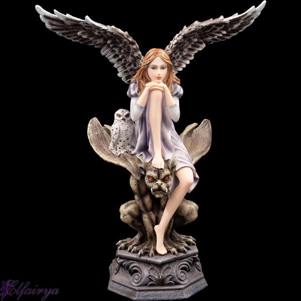 Engel "Angela" sitzt auf einem Gargoyle